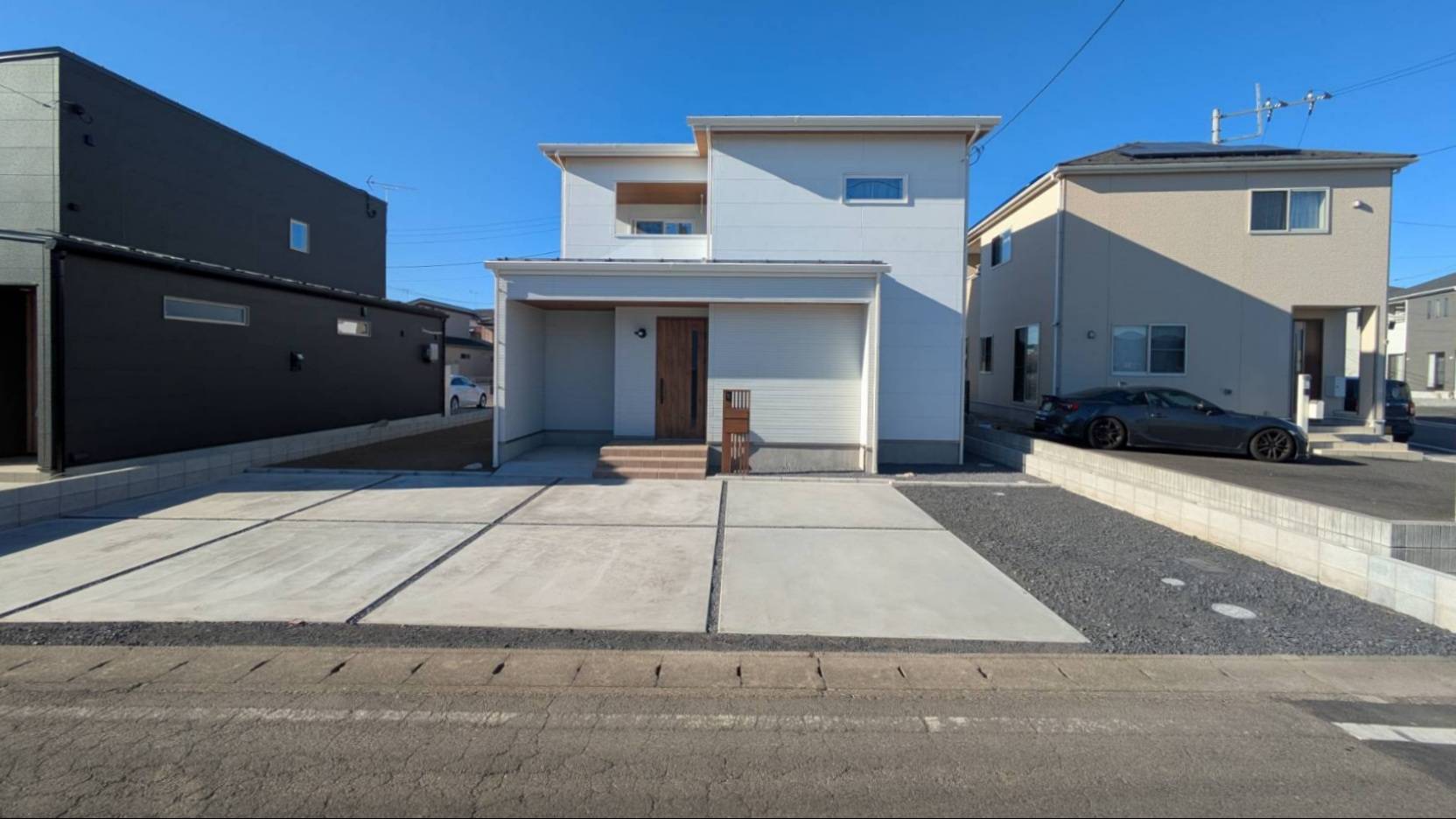 ■外観写真（正面）
白で統一され洗練された印象の外観。玄関横に濡れない駐輪スペースがあり、お子様も安心して利用できる。