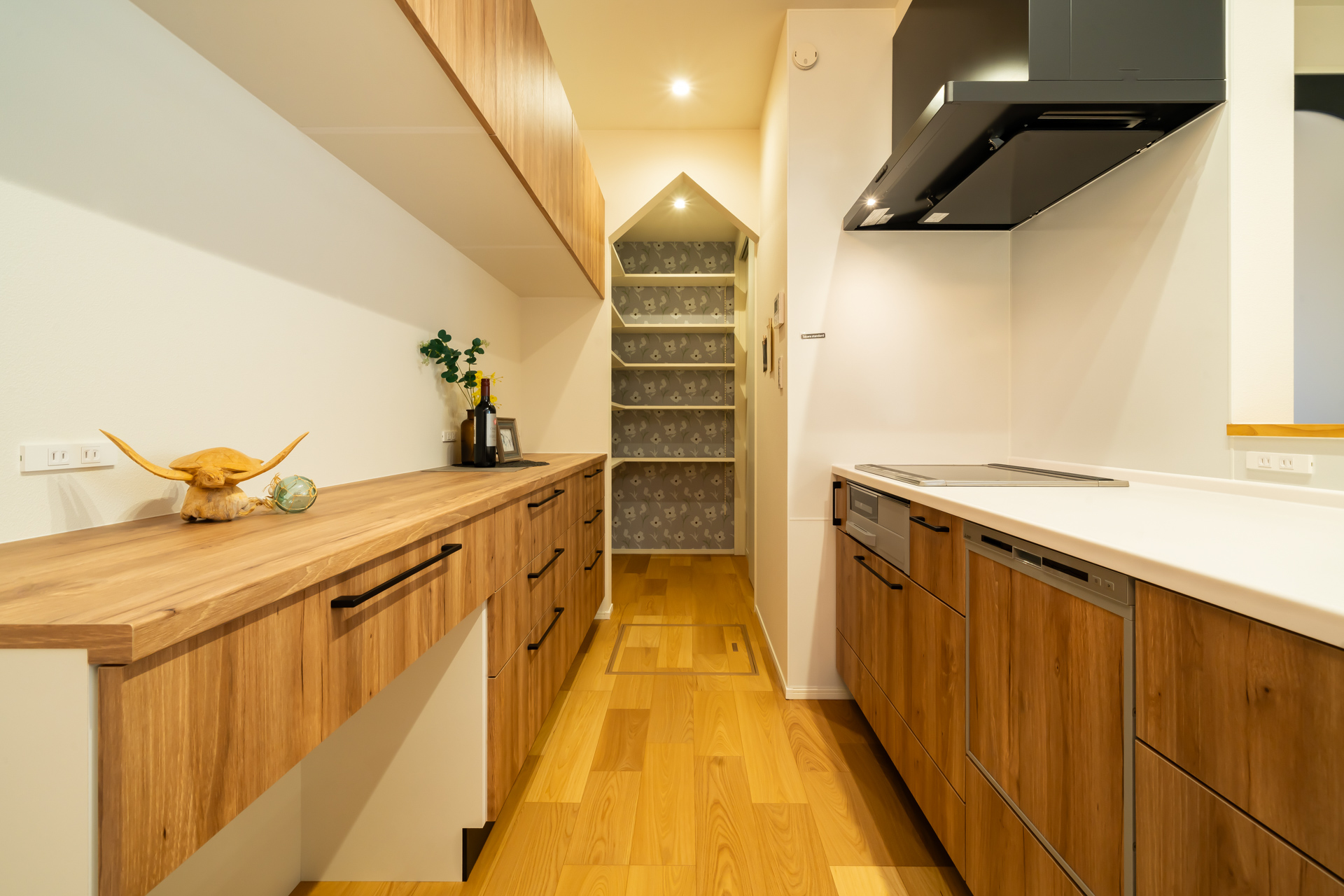 ■キッチン・食器棚
木目のやさしい色合いで空間になじむキッチン。
お気に入りの器も、日常使いの道具もすっきりと片付きます。