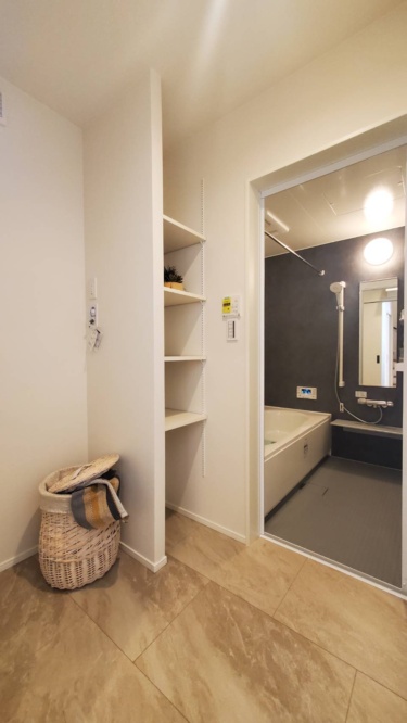 ■脱衣室
タオルや下着を置ける可動棚付きの脱衣室。洗面と独立した作りなので、来客時にも安心。