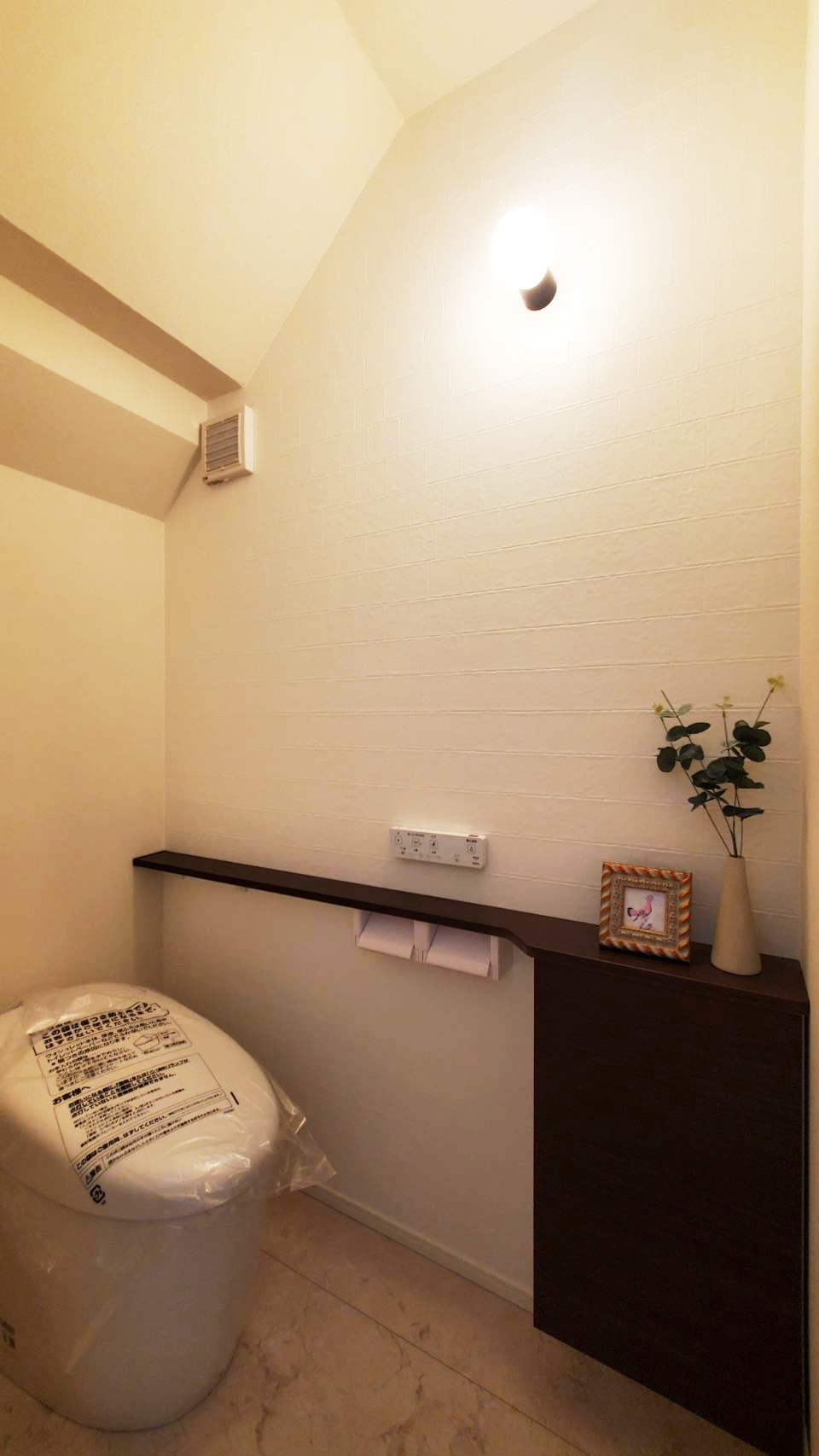 ■１階トイレ
１階はおしゃれでお手入れもしやすいタンクレストイレ。