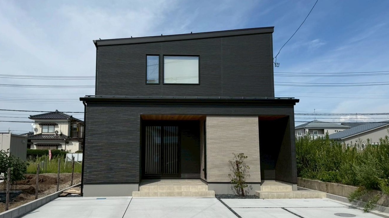 【モデルハウス見学会】タイルテラスと吹き抜けを合わせた開放的なリビング（新発田市新富町）