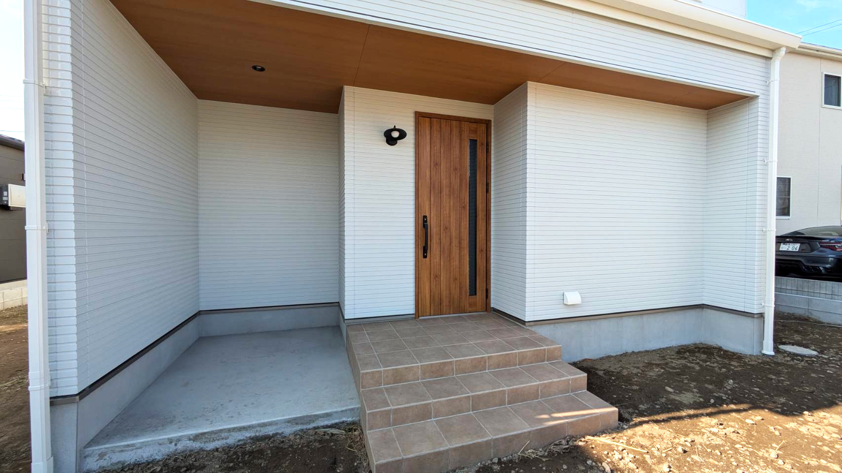 外観（玄関・ポーチ）－
軒下天井の木目が、玄関に温もりをプラス。自然素材のやさしさを感じる、心地よいエントランス。