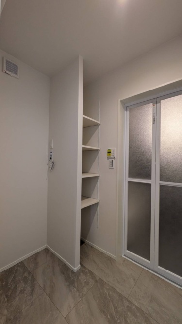 脱衣室 －
タオルや下着を置ける可動棚付きの脱衣室。洗面と独立した作りなので、来客時にも安心。