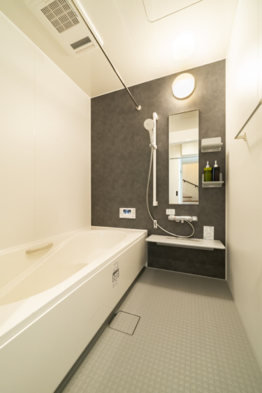 ■浴室
1.0坪のユニットバス。窓なしでお掃除しやすく、換気乾燥暖房機も装備。