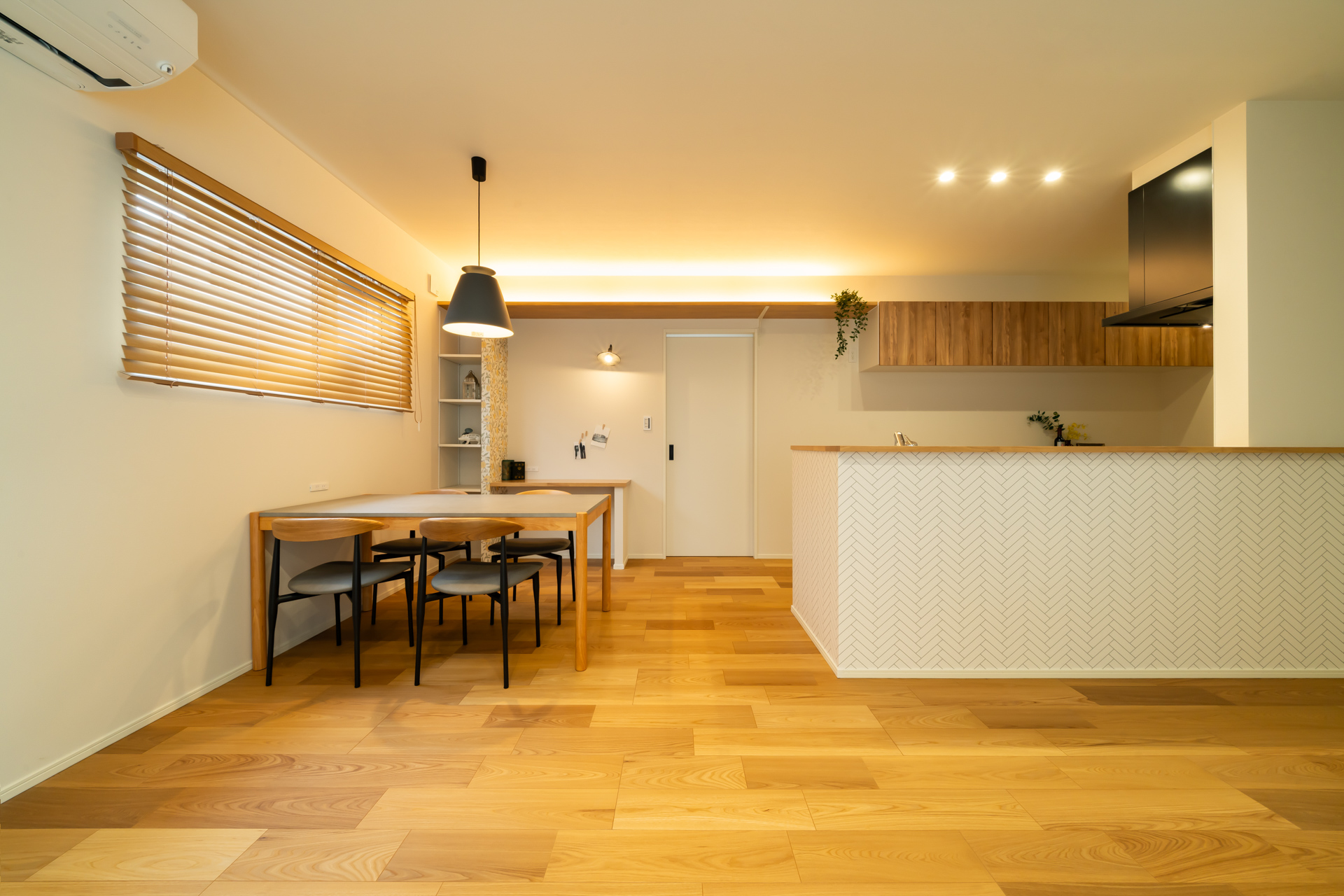 ■キッチン・ダイニング
キッチン腰壁のアクセントクロスが空間にすーっと馴染みます。