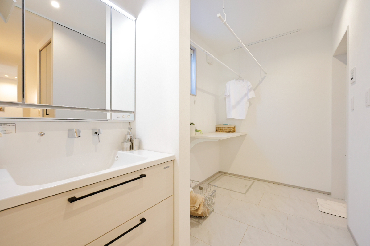 ■洗面と繋がる脱衣室＆サンルーム