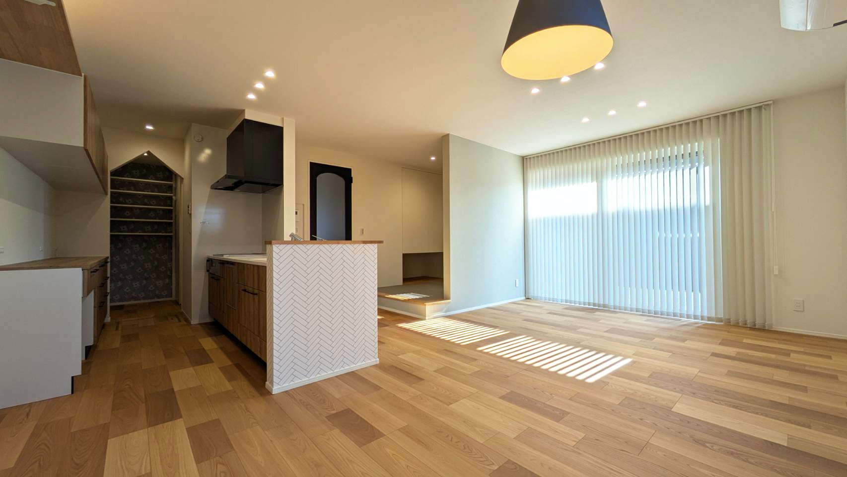 ＬＤＫ ２－ 
人気のバーチカルブラインドや木製ブラインドもトータルでデザインコーディネートされている。