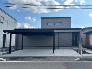 ■現地外観写真（正面）　
※北向きのため写真が少し暗めに写っており、実際の雰囲気とは印象が異なる場合がございます。