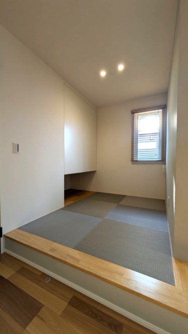 小上がり－
リビングに隣接した2.6帖の小上がり和室。 リビングとは少し区切りながらもキッチンからは視線が届くので、お子様の遊び場としてちょうどよい空間。