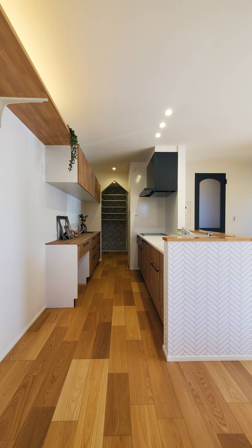 ■システムキッチン・食器棚
キッチンで作業しながらお子様を見守れる安心設計