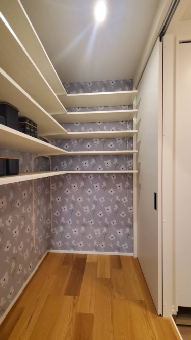 ■パントリー 
三角の下がり壁が可愛い大容量のパントリー。玄関から直結なので重い荷物もすぐに片づけられる家事楽なつくり。