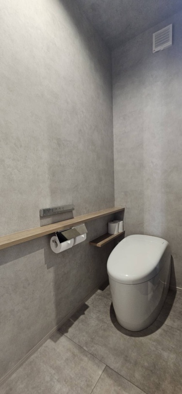 ■１階トイレ
（タンクレスタイプ）