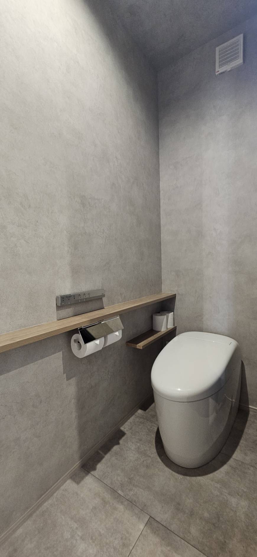 ■１階トイレ
（タンクレスタイプ）