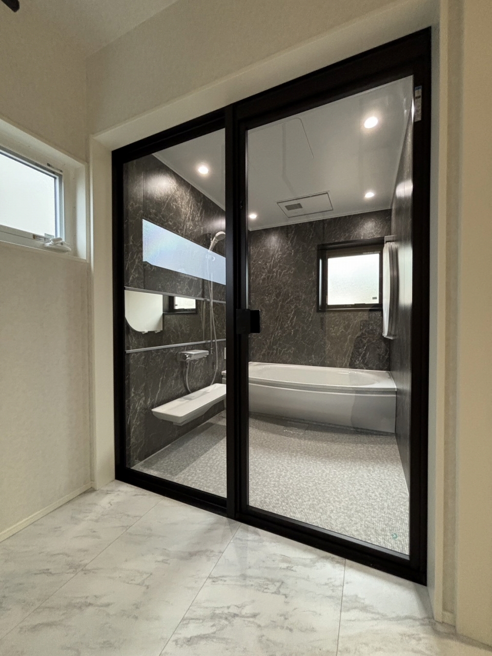 ラグジュアリーなガラス張りの浴室