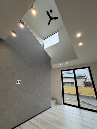 吹抜けで開放感抜群。高い断熱性能で冬も暖かい。