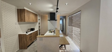 ■キッチン・食器棚
キッチンはペニンシュラ型で左右どちらからでもアクセス可！