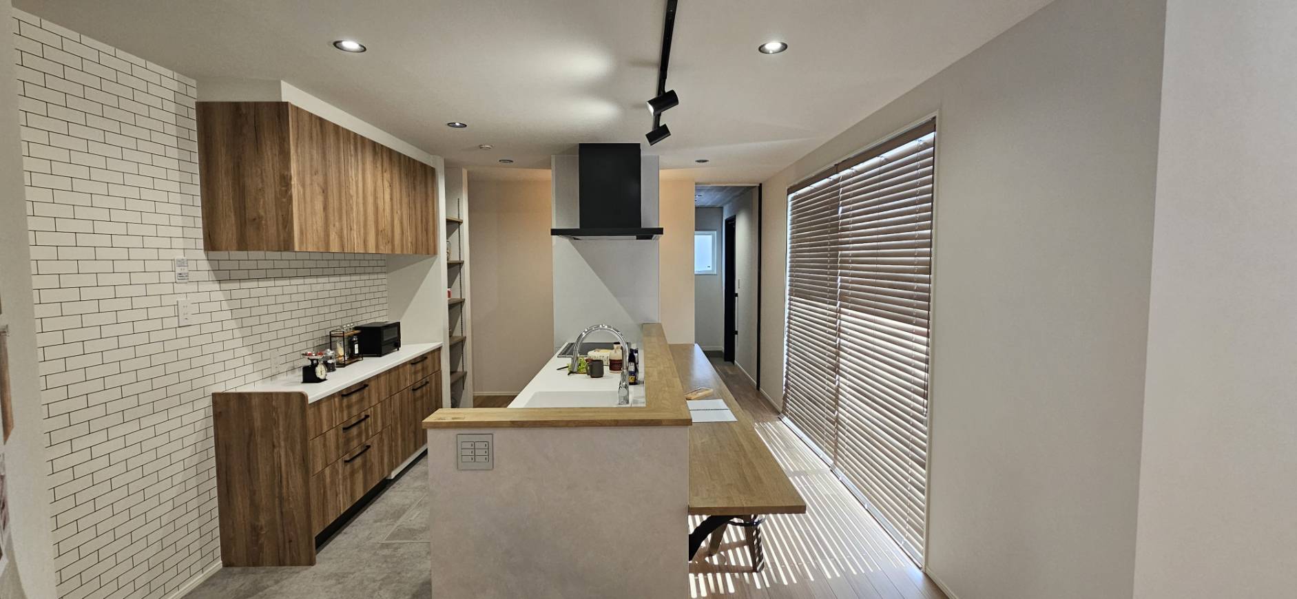 ■キッチン・食器棚
キッチンはペニンシュラ型で左右どちらからでもアクセス可！