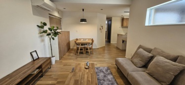 ■リビング・ダイニング１
平屋ならではの勾配天井のあるリビング。天井が高いので、空間にゆとりが生まれます。