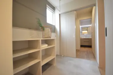 ランドリールーム→洗面台へと続く水廻り動線