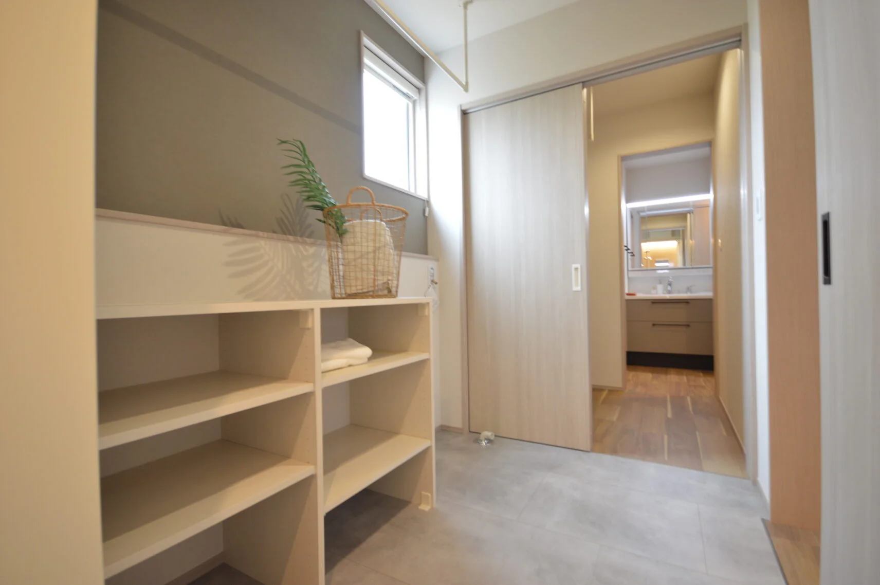 ランドリールーム→洗面台へと続く水廻り動線