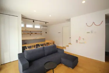 【ＬＤＫ】階段を一部見せることで壁を無くし、開放的に見せるリビング。