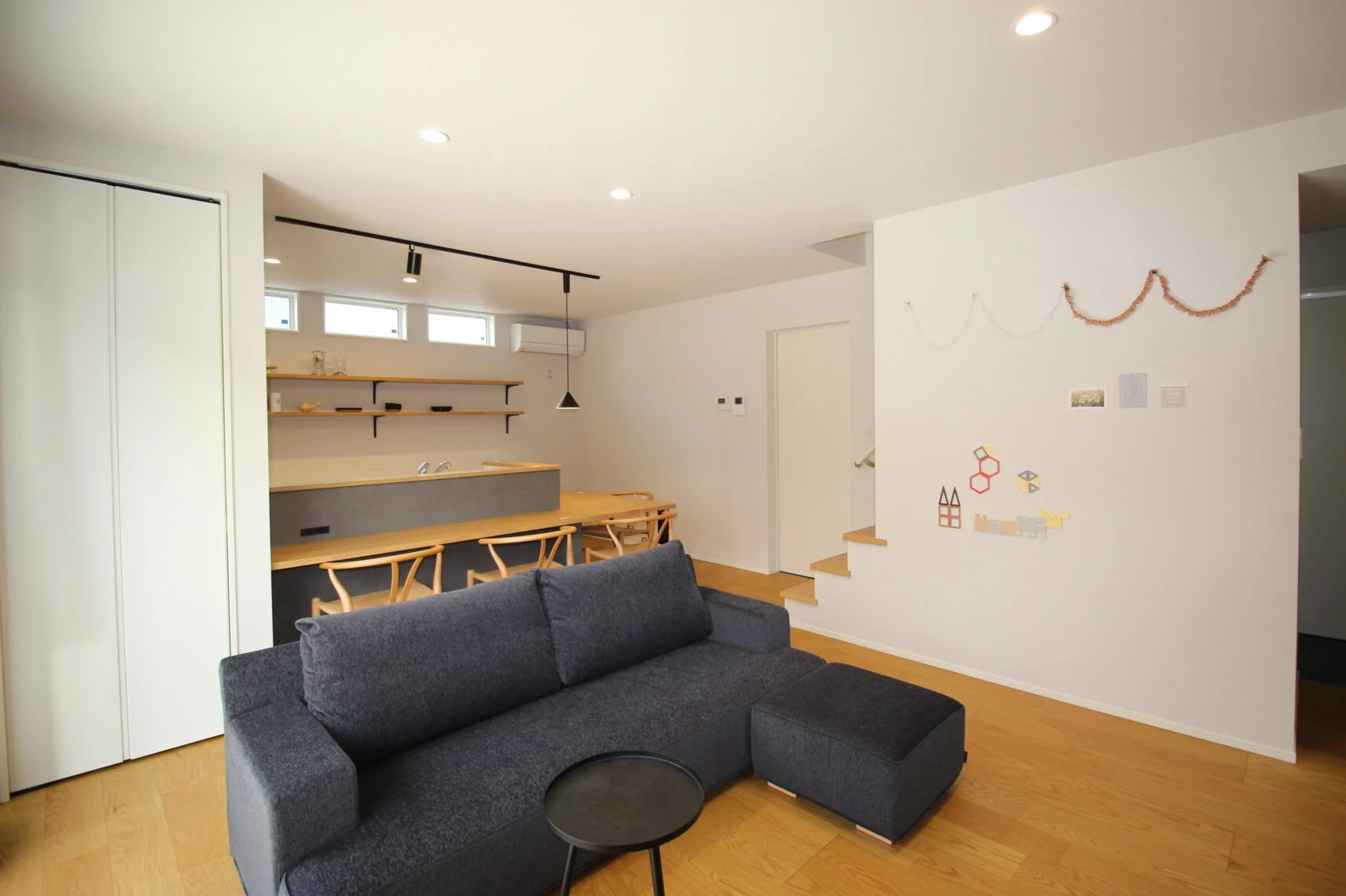 【ＬＤＫ】階段を一部見せることで壁を無くし、開放的に見せるリビング。