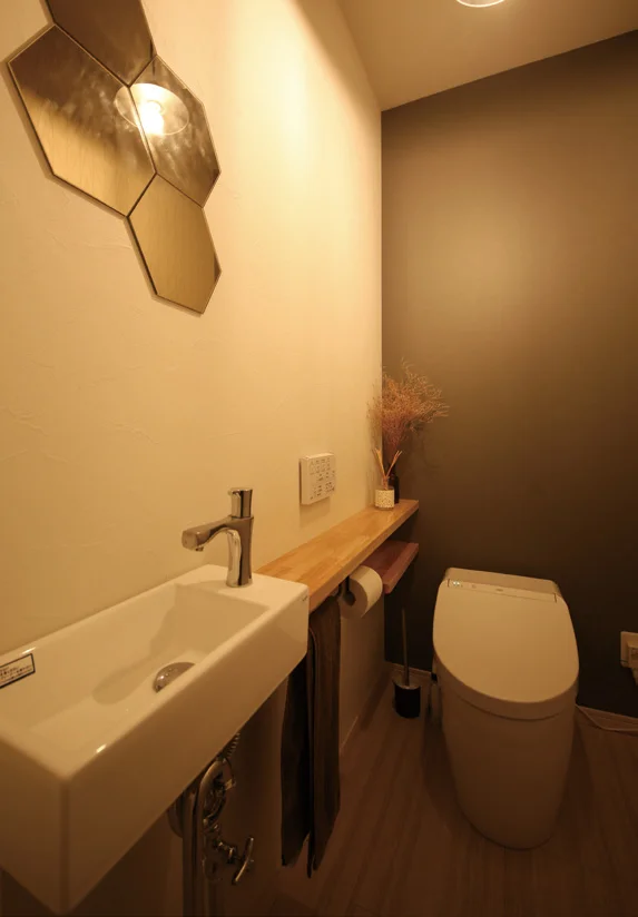 造作手洗いのあるトイレ