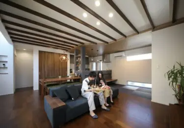 カフェ気分を満喫できる空間で、子どもたちや愛犬にやさしい快適な家