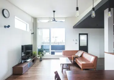 広々とした２階ＬＤＫからテラスが続く、光がたっぷりと差し込む開放的な空間