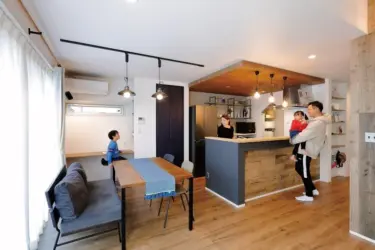 古材でヴィンテージ感を出したＬＤＫで、常に家族の気配を感じられる家