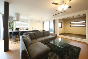 テラスと繋がり季節の移ろいを感じる開放的な暮らし