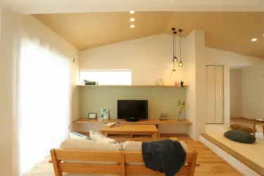 【060】三角の勾配天井リビングが特徴的な家