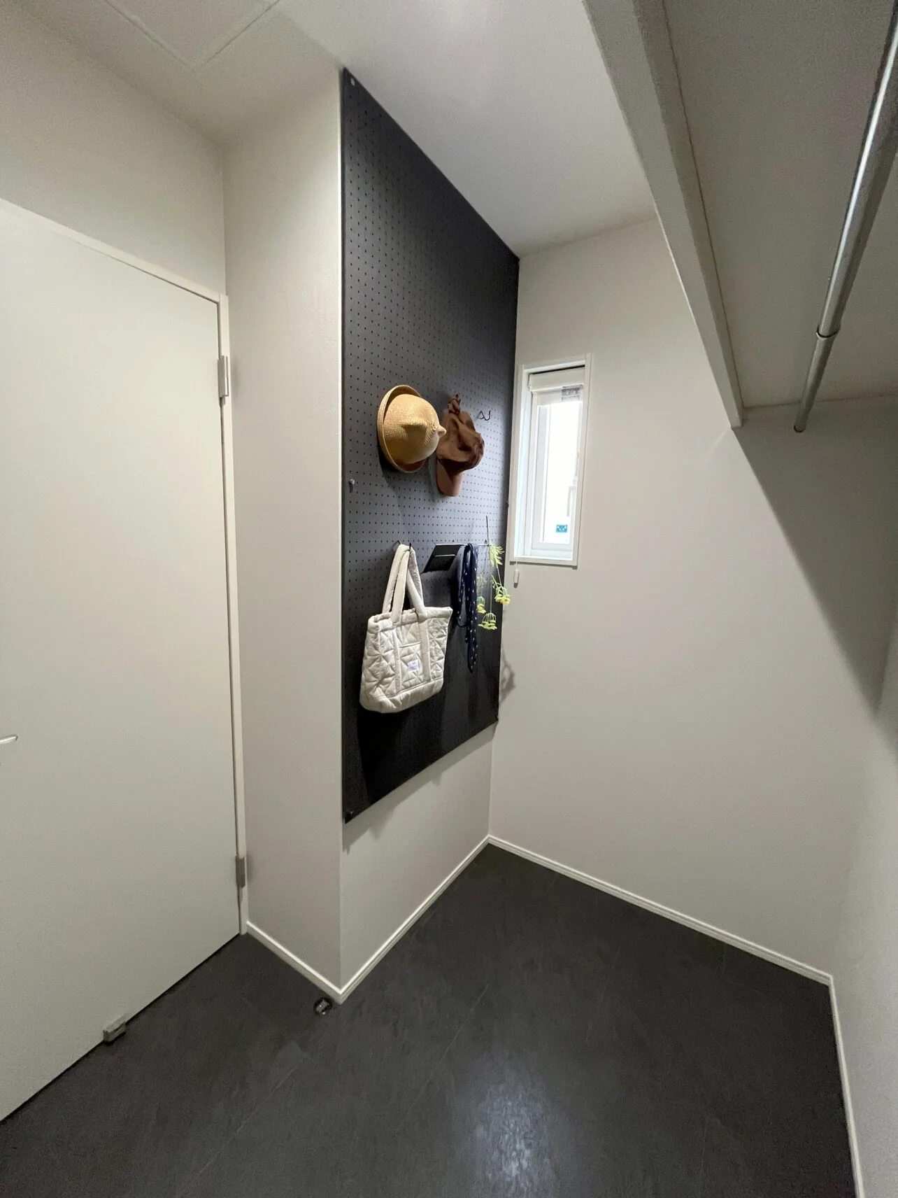 【ファミリークローゼット】1階に共有クローゼットを付けることでシーズン物はここで仕舞え、1階でほとんどの生活が完結します。（見える収納で便利な有孔ボード付き！）