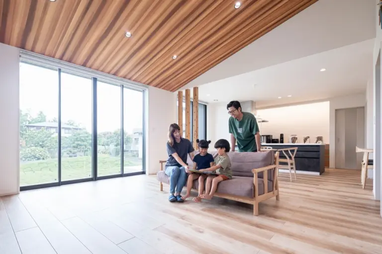 勾配天井としたリビングスペース。より開放的な印象に。