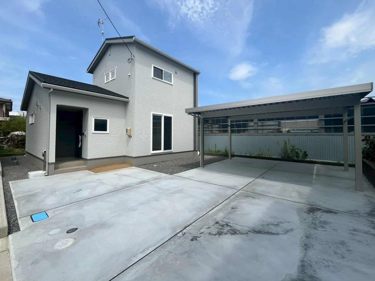 外観写真（前面道路から見た外観全体）