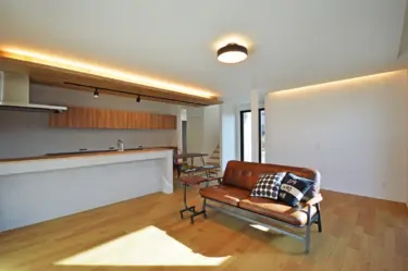 【173】木目と間接照明が印象的、開放的な家