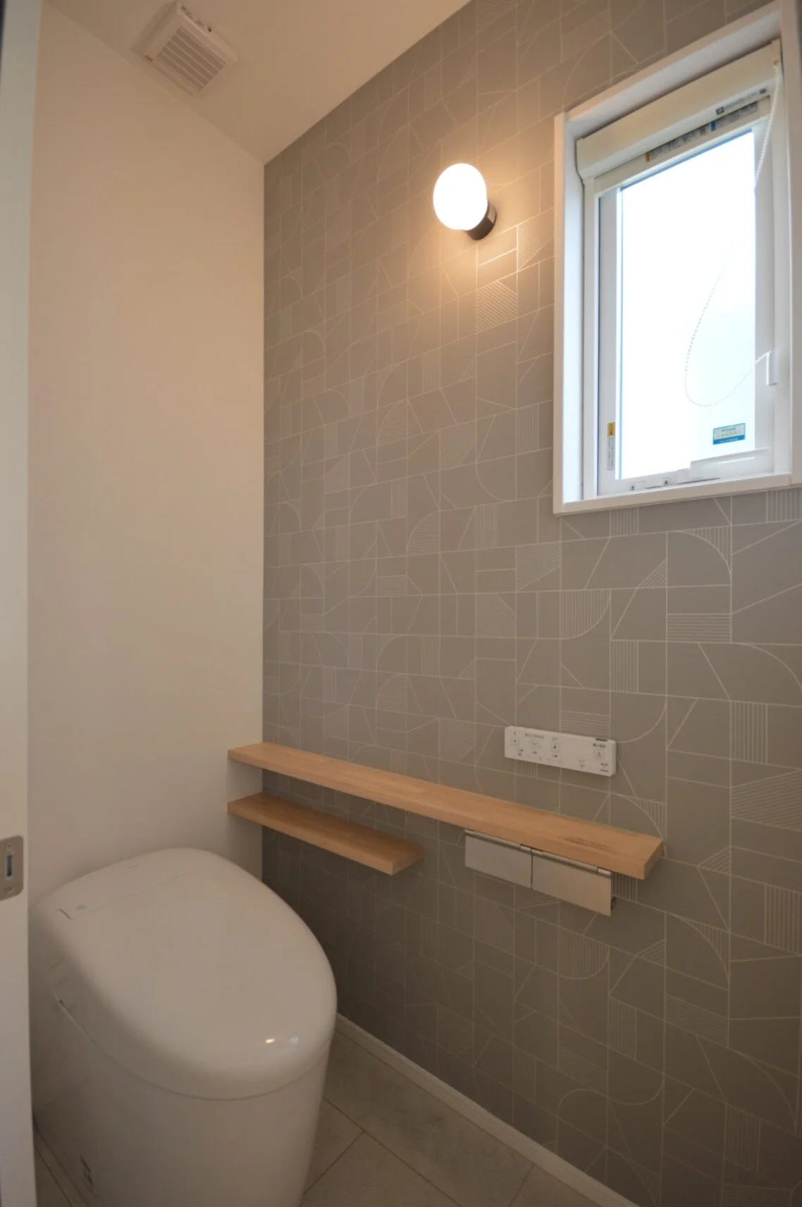 ■１階トイレ（タンクレスタイプ）
アクセントクロスがおしゃれな１階トイレ