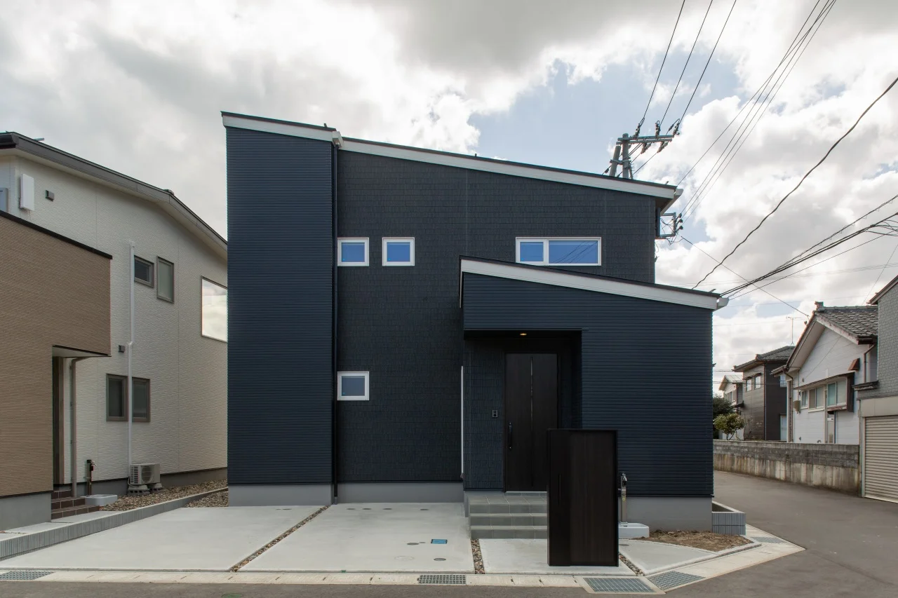 濃い色と凹凸でまとめた外観