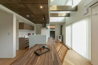 【122】長い吹抜けで明るい空間