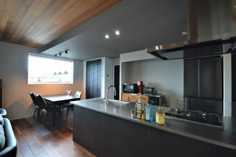 ブラックのキッチンでも無機質感を取り入れる。