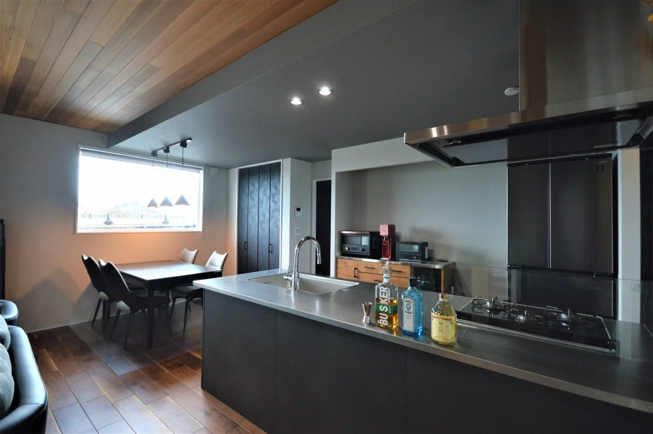 ブラックのキッチンでも無機質感を取り入れる。