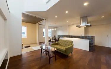 【014】大理石キッチンを中心としたスキップフロアの住まい