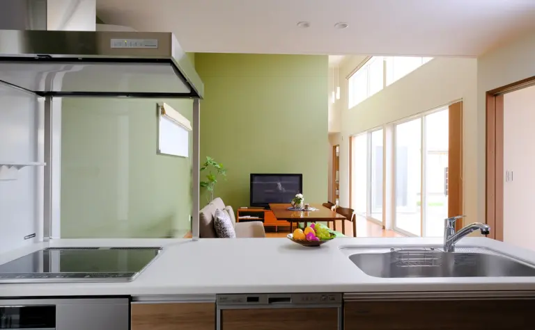 キッチンから見えるリビング空間