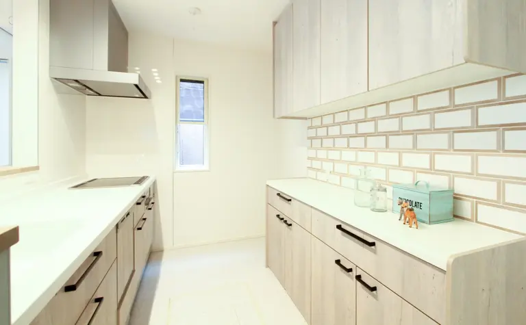 明るいインテリアのキッチン