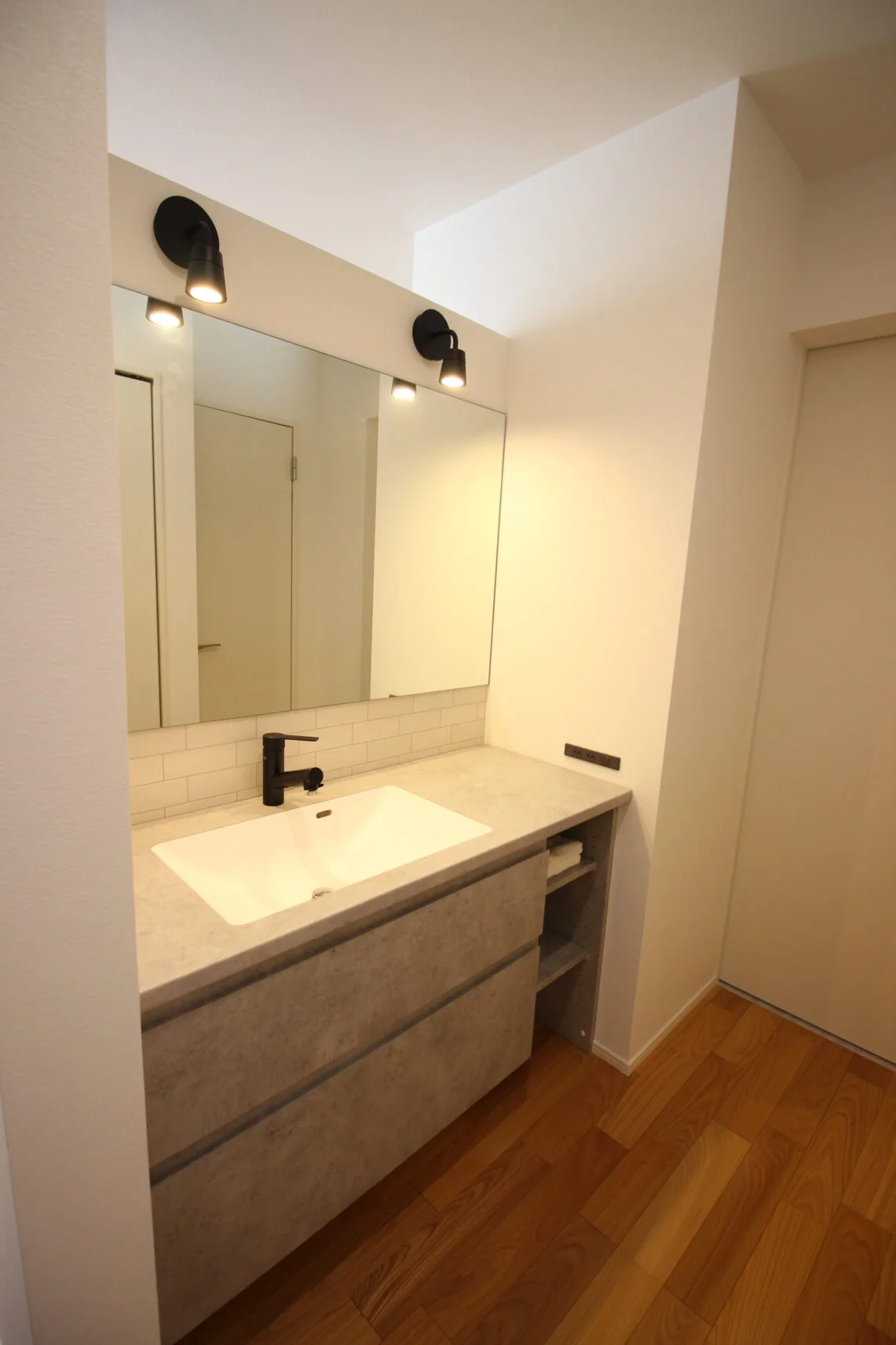 内観（造作洗面台）