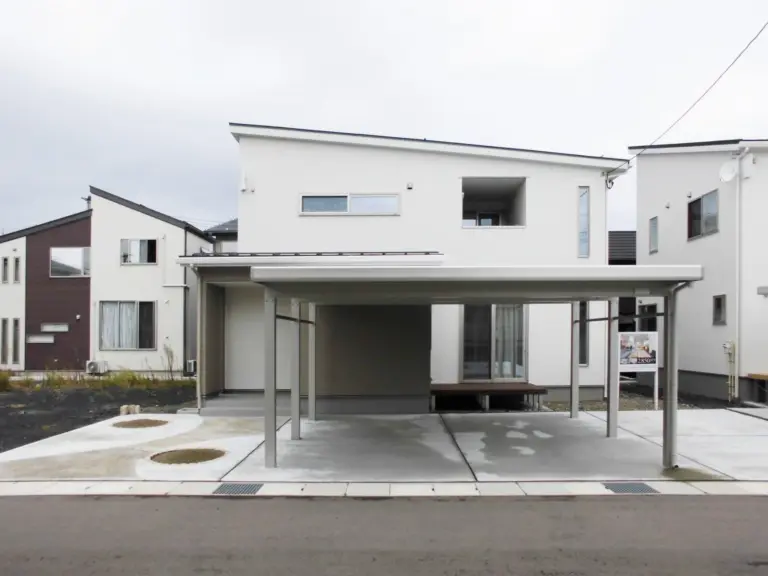 大きな片流れ屋根が安定感のある外観