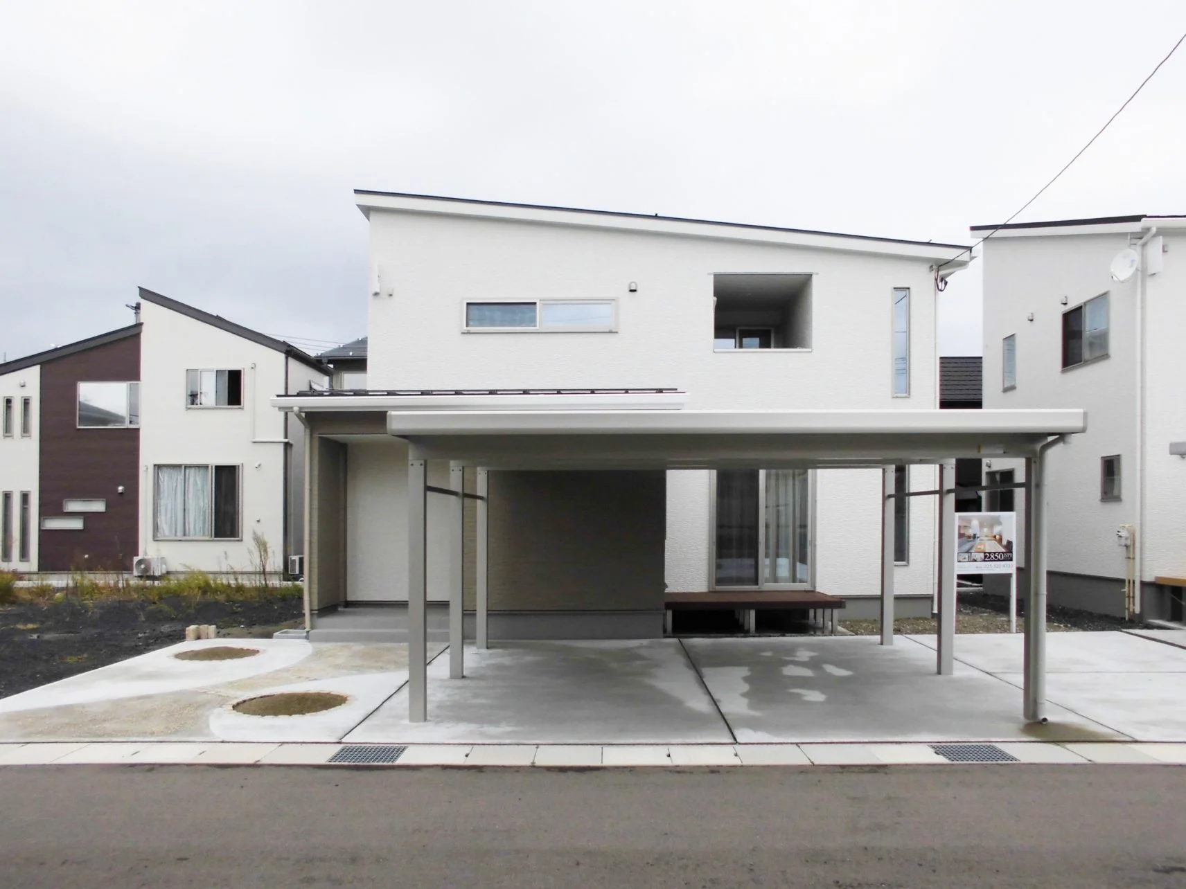 大きな片流れ屋根が安定感のある外観