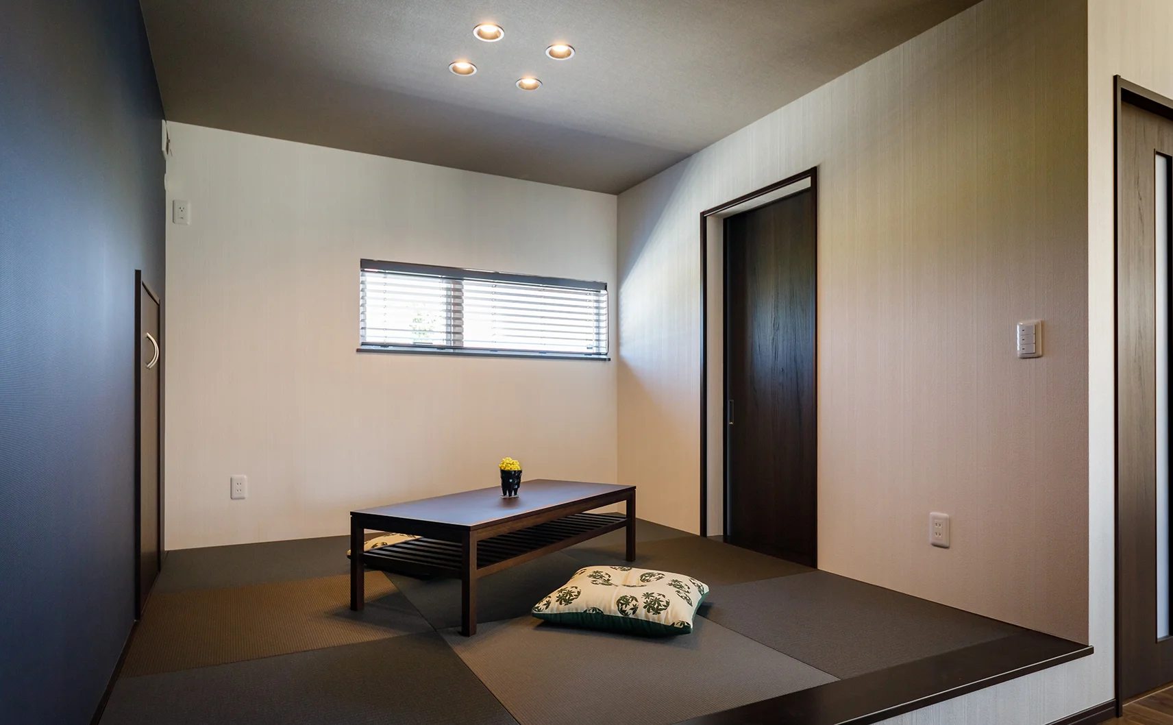 濃い色で雰囲気を造った和室