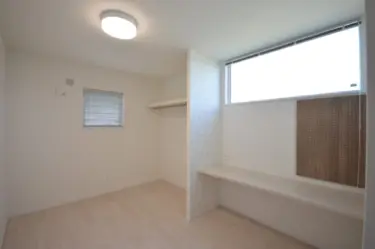 ■子供室Ａ
有孔板を設け、デスク周りを多目的に使用できる。