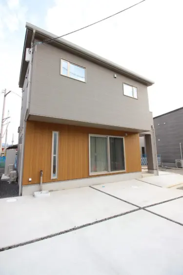 【外観（西側より）】木目がアクセントになる西面。